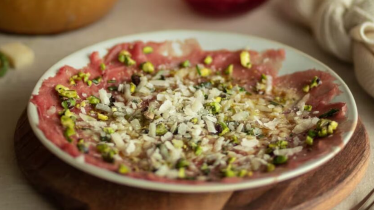 Carpaccio de ternera con parmesano y vinagreta de pistacho