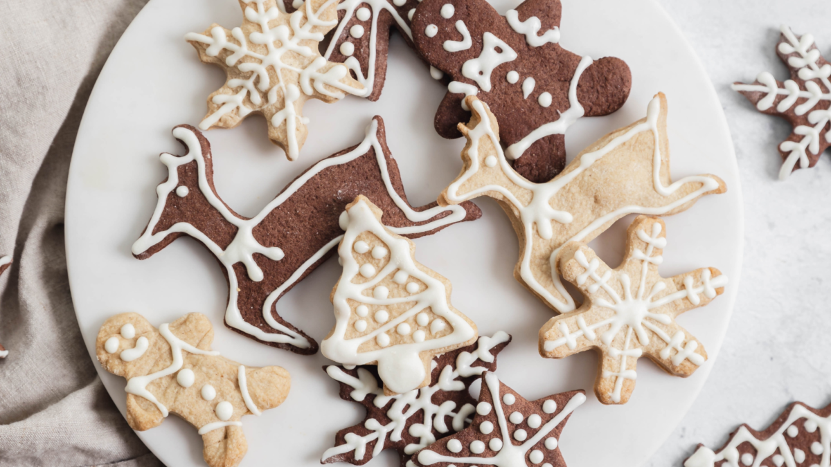 galletas de navidad con formas de reno, muñecos y estrellas